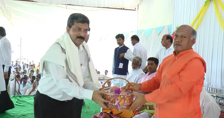 A Swamiji being offered the traditional welcome at a Trust programme